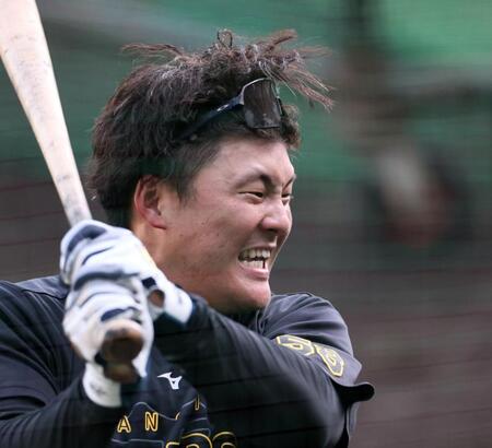 　力強くバットを振る前川（撮影・田中太一）