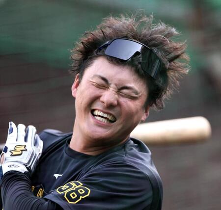 　力強くバットを振る前川（撮影・田中太一）