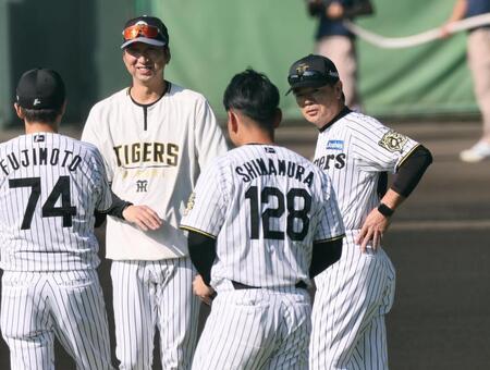　藤川監督らと話す和田ヘッドコーチ（撮影・田中太一）
