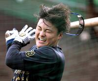 　サングラスを飛ばしながらフルスイングする前川（撮影・田中太一）