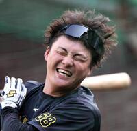 　力強くバットを振る前川（撮影・田中太一）