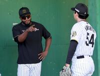 　木下にアドバイスするドリス（撮影・田中太一）