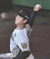 　ブルペンで投げ込む木下（撮影・田中太一）