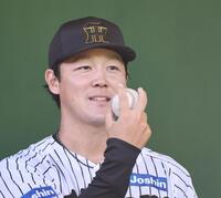 　球種を見せる木下（撮影・田中太一）