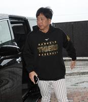 阪神 藤川球児氏が監督就任会見 縦縞ストライプのスーツに黄色の