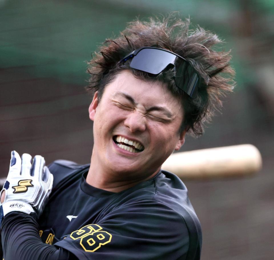 　力強くバットを振る前川（撮影・田中太一）