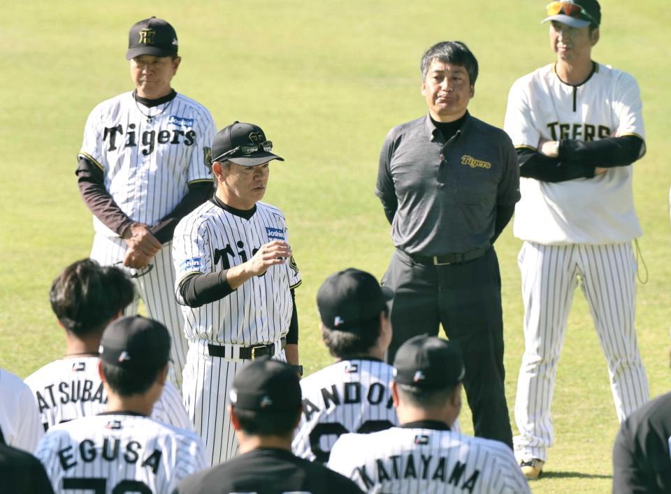 　円陣で話す和田ヘッドコーチ