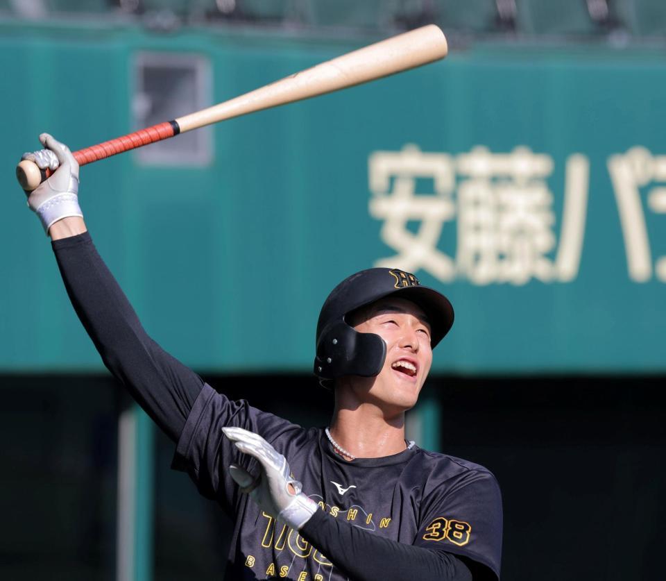 　ロングティーで快音を響かせる小幡（撮影・北村雅宏）