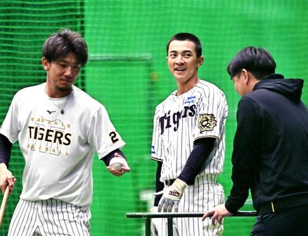 　練習の合間にリラックスした表情を見せる熊谷（中央）＝撮影・西田忠信