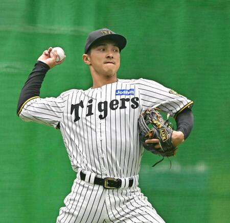 　室内でキャッチボールする熊谷（撮影・西田忠信）