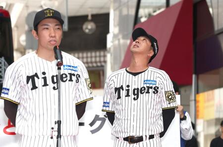 　石井のあいさつ中に感極まる藤川監督（右）＝撮影・北村雅宏