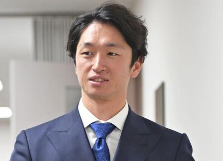 阪神　近本が球団事務所にジャケット姿で現れるも無言　最終戦以降初めて報道陣の前に