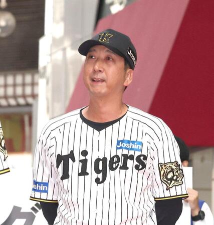 　優勝記念パレードで感極まる表情を見せる藤川監督（撮影・北村雅宏）
