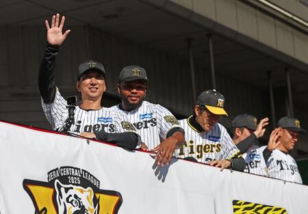 　優勝記念パレードで手を振る藤川監督（左）＝撮影・北村雅宏