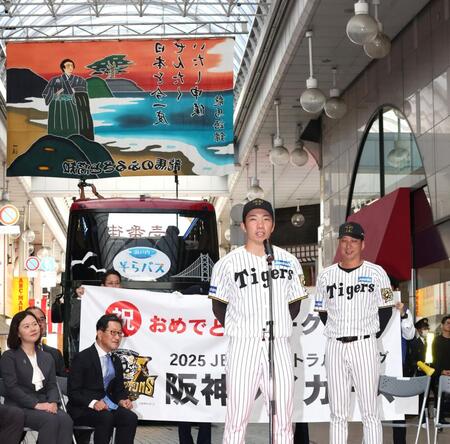 　優勝記念パレードであいさつする石井（中央）＝撮影・北村雅宏