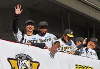 　優勝記念パレードで手を振る藤川監督（左）＝撮影・北村雅宏