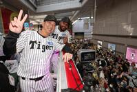 　ポーズを決める藤川監督（撮影・田中太一）