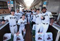 　パレードに参加した藤川監督ら（撮影・田中太一）