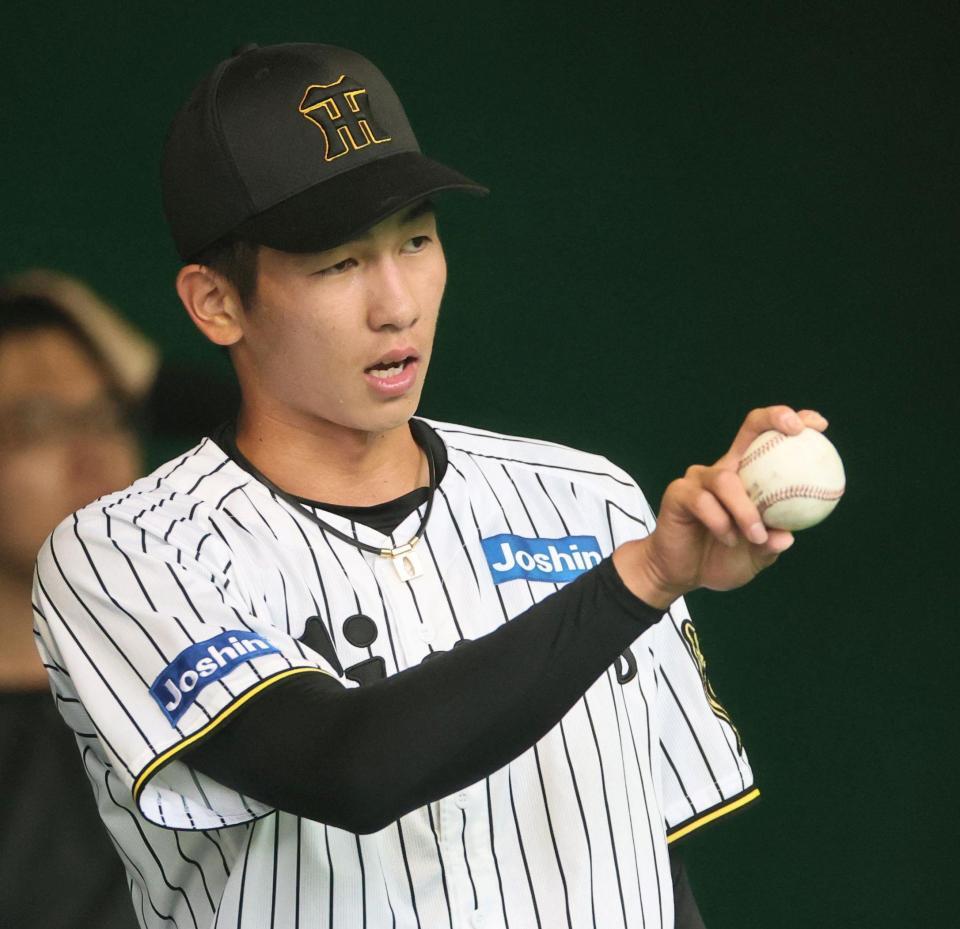 　捕手に球種を伝える今朝丸（撮影・田中太一）