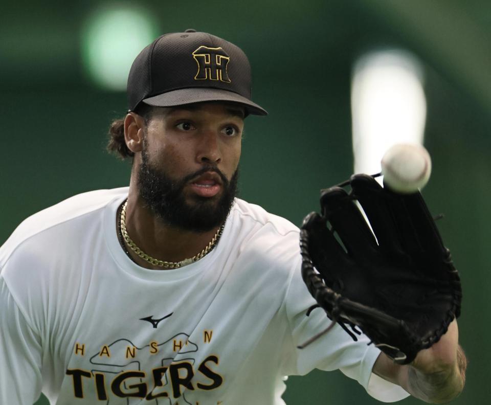 　守備練習をするコンスエグラ（撮影・田中太一）