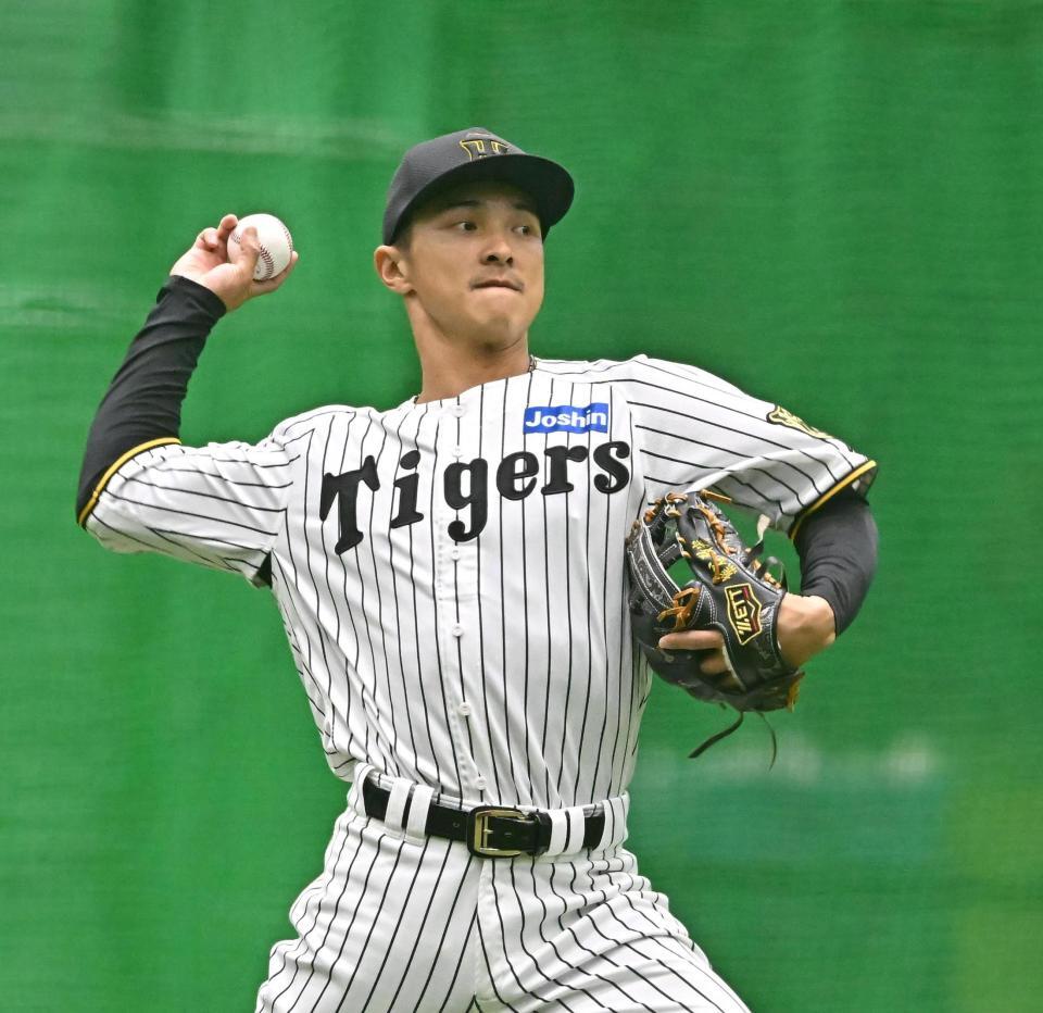 　室内でキャッチボールする熊谷（撮影・西田忠信）