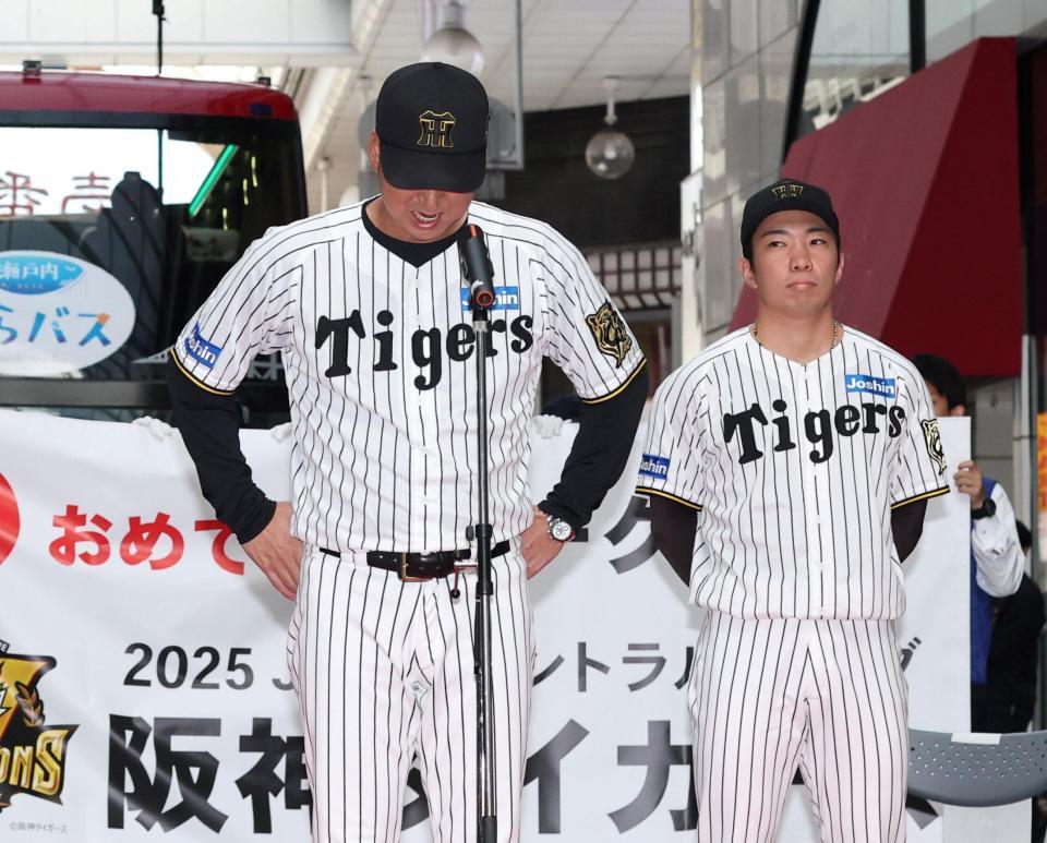 　あいさつ中に感極まる藤川球児監督（左）＝撮影・北村雅宏