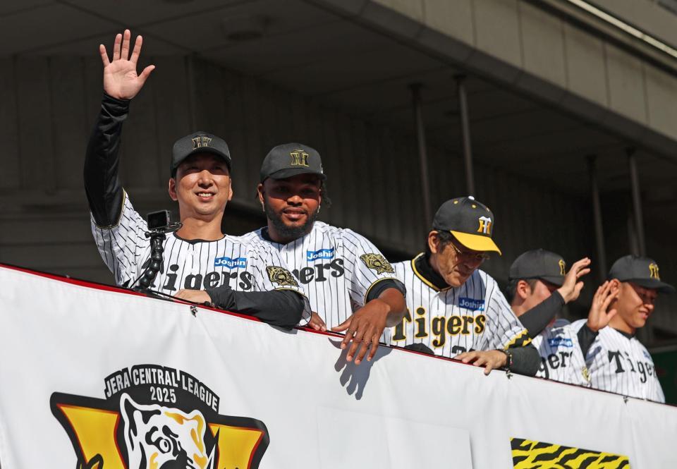 　優勝記念パレードで手を振る藤川監督（左）＝撮影・北村雅宏