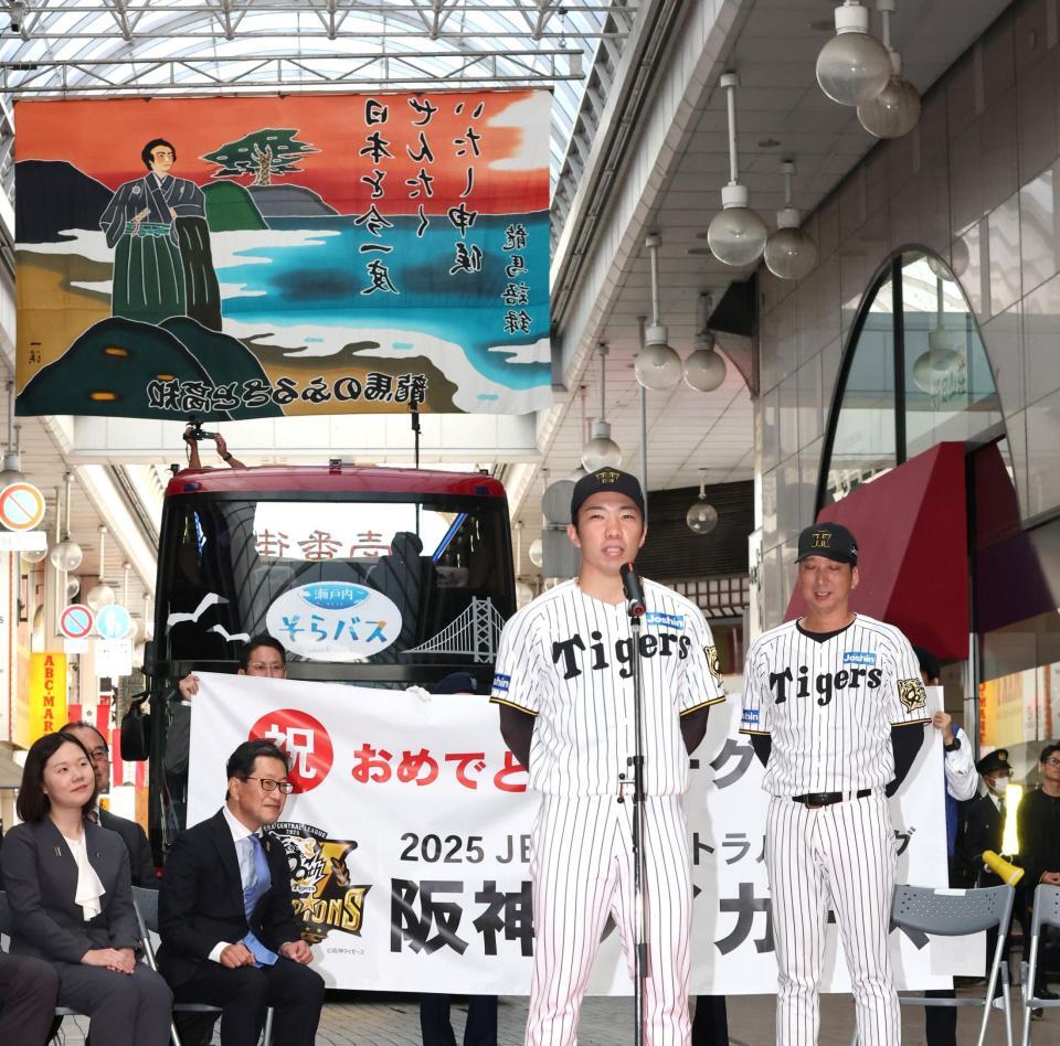 　優勝記念パレードであいさつする石井（中央）＝撮影・北村雅宏