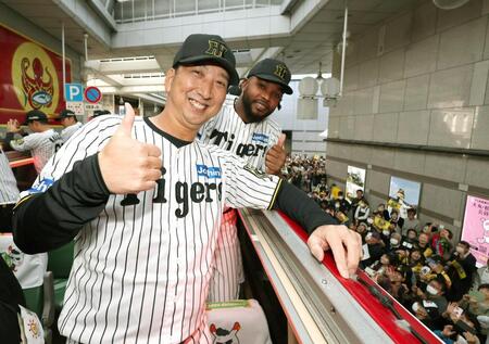 　パレード中に笑顔でポーズを決める藤川監督