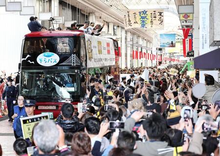 　大歓声に包まれながらパレードする藤川監督と阪神ナイン（撮影・田中太一）
