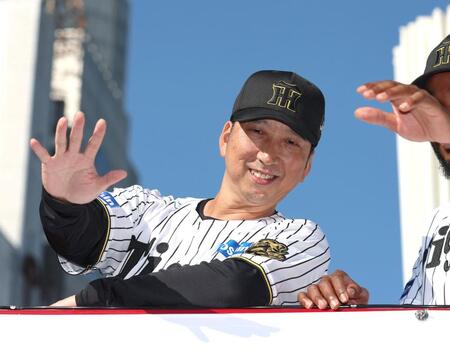 　手を振る藤川監督（撮影・北村雅宏）