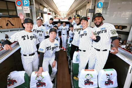 　パレードのバスで笑顔を見せる（前列左から）嶋村、石井、藤川監督、ドリス、（後列同）中西清起氏、門別、中川、前川、工藤、早川、高寺、江本孟紀氏