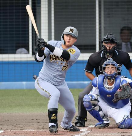 　２回、安打を放つ前川（撮影・田中太一）