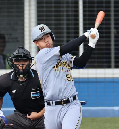 　２回、二塁打を放つ百崎（撮影・田中太一）