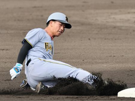 　２回、二塁打を放つ百崎（撮影・田中太一）