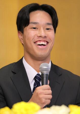 　仮契約交渉を終え、笑顔で会見するドラフト３位指名の岡城快生（撮影・吉澤敬太）