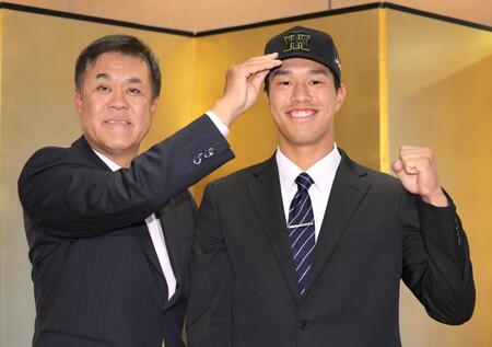 　仮契約交渉を終え、平塚担当スカウト（左）と笑顔を見せるドラフト３位指名の岡城快生（撮影・吉澤敬太）