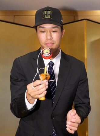 　仮契約交渉を終え、特技のけん玉を披露するドラフト３位指名の岡城快生（撮影・吉澤敬太）