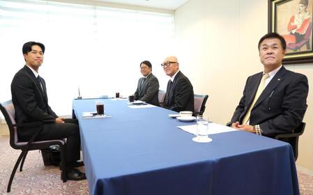 　仮契約交渉に臨むドラフト３位指名・岡城快生（左）と（右から）平塚担当スカウト、畑山統括スカウト、東編成ディレクター（撮影・吉澤敬太）