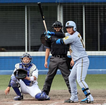 　野手転向後、実戦で打席に立つ西純（撮影・田中太一）