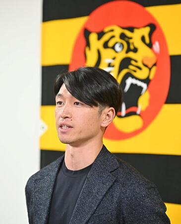 　残留を表明し取材に応じる近本（撮影・西田忠信）