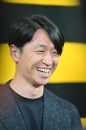 　残留を表明し、笑顔で取材に応じる近本（撮影・西田忠信）