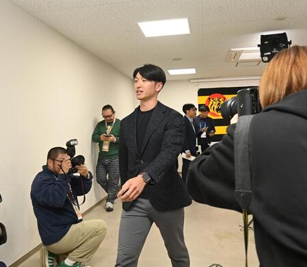 　残留を表明し、取材を終えた近本（撮影・西田忠信）