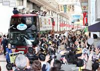 　大歓声に包まれながらパレードする藤川監督と阪神ナイン（撮影・田中太一）