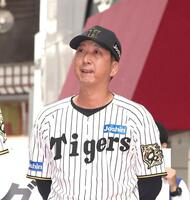 　優勝記念パレードで感極まる表情を見せる藤川監督（撮影・北村雅宏）