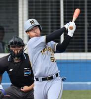 　２回、二塁打を放つ百崎（撮影・田中太一）