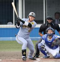 　２回、安打を放つ前川（撮影・田中太一）