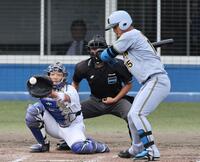 　９回、見逃し三振に倒れる西純（撮影・田中太一）