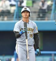 　９回、空振り三振に倒れベンチに戻る西純（撮影・北村雅宏）