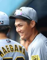 　９回、ベンチで前川と談笑する西純（撮影・北村雅宏）